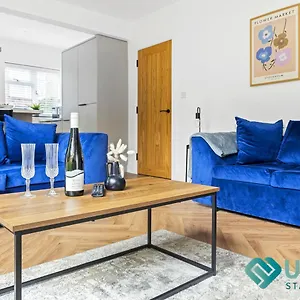 Bright 4br House - Near Hospital, Sherwood, Clinton Market, Qmc & Centre - Sleeps 8 Apartment